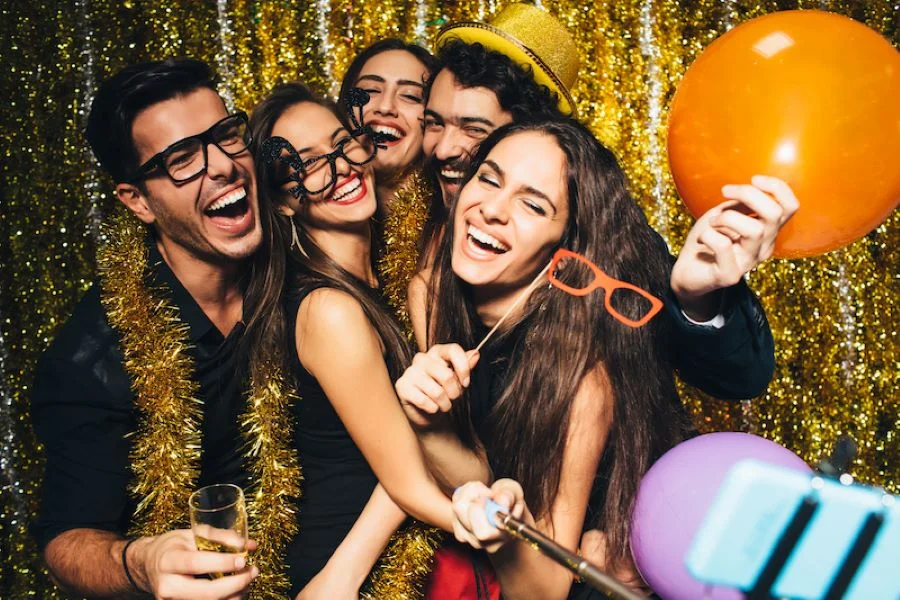 Tại Anh Quốc, mọi người cùng nhau đón thời khắc chuyển giao giữa năm cũ và năm mới