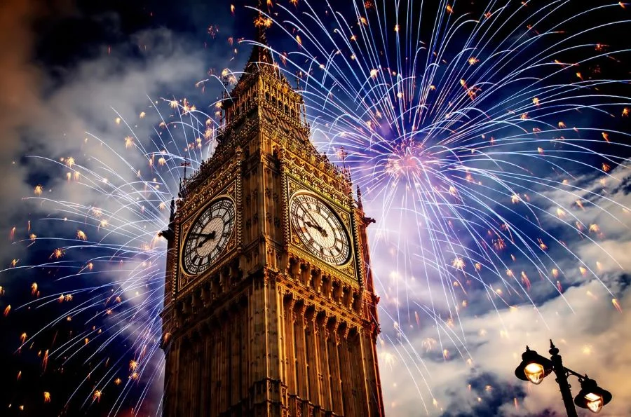 Tiếng chuông vang lên từ Tháp đồng hồ Big Ben báo hiệu một năm mới tốt lành lại đến