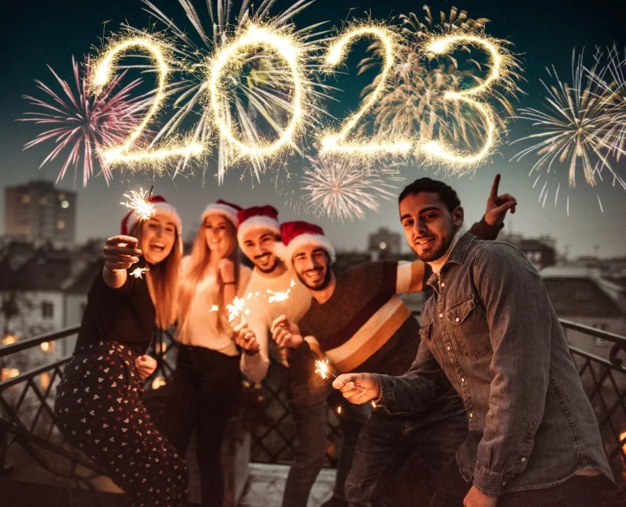 Mọi người sẽ cùng nhau ca hát và nhảy múa trong đêm giao thừa cực kỳ náo nhiệt và ấm áp