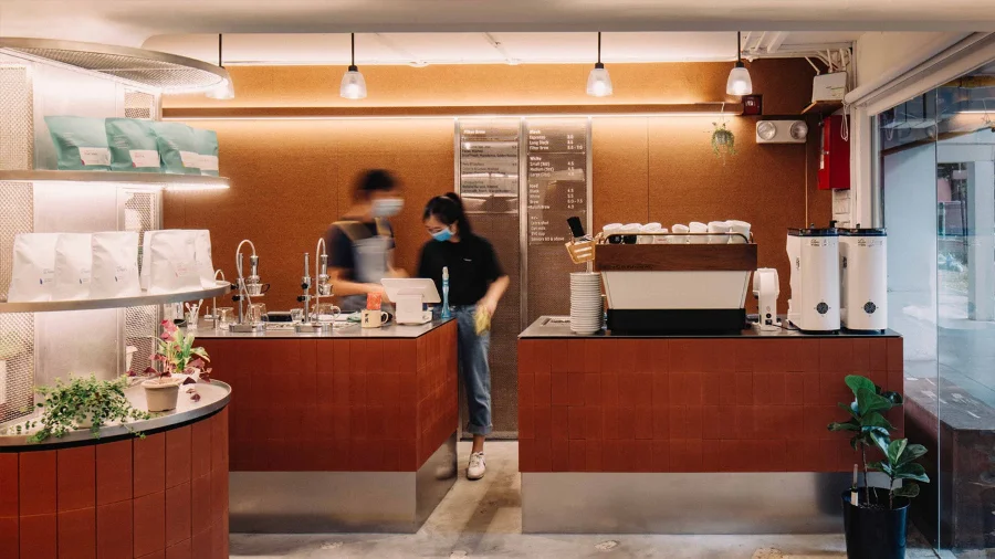 Tại Nylon Coffee Roasters, mỗi hạt cà phê đều được chăm chút một cách tỉ mỉ, từ khâu lựa chọn nguyên liệu đến quá trình rang xay