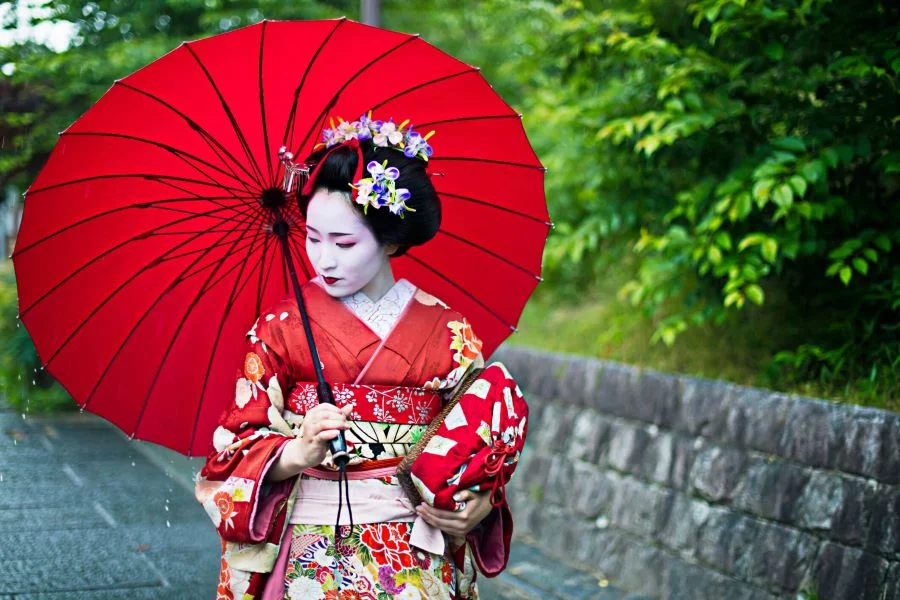 Những cô gái Geisha thường trang điểm bằng một lớp phấn dày, môi được đánh son đỏ tươi,...