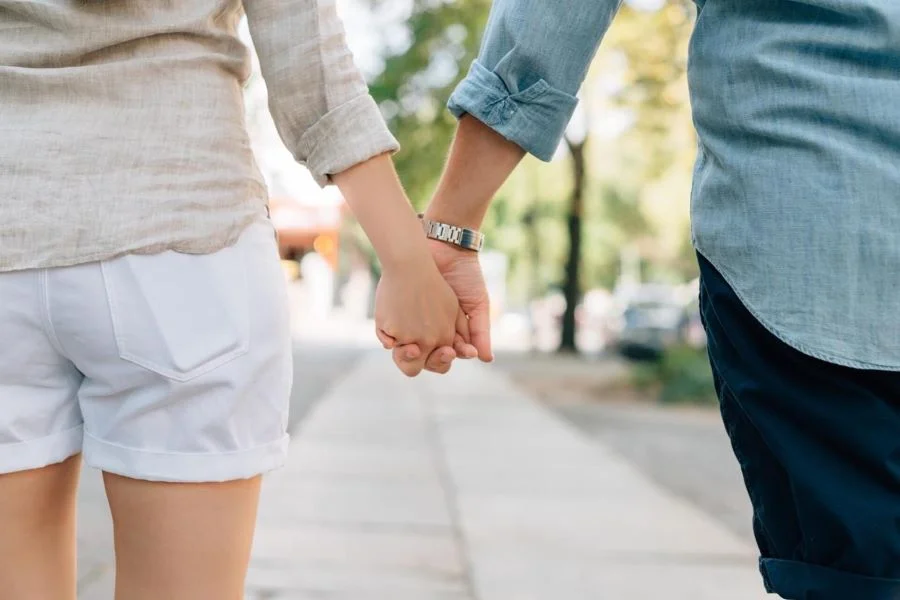 Cấm thân mật nơi công cộng