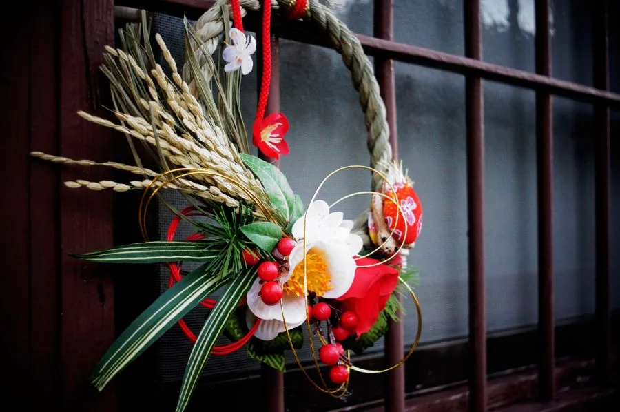 Shimenawa treo ngay trước cửa nhà với ý nghĩa xua đuổi tà ma quấy rối