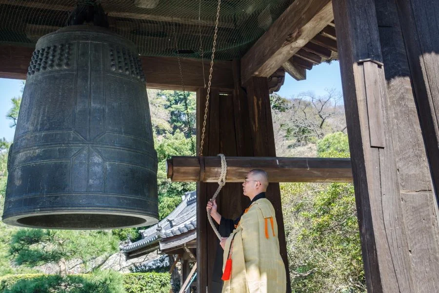 Lễ rung chuông diễn ra vào đêm giao thừa là một trong những phong tục ngày Tết lâu đời nhất