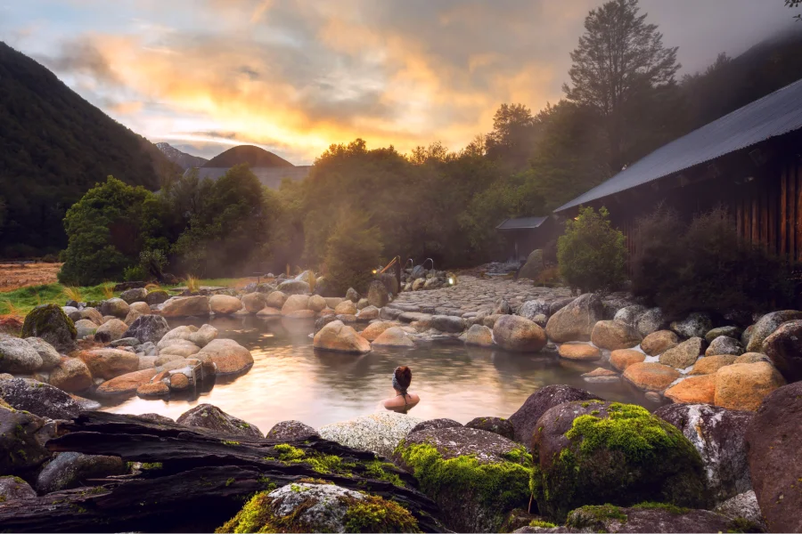 Tắm onsen không chỉ là việc ngâm mình trong nước nóng, mà còn là một phần văn hóa truyền thống của người Nhật