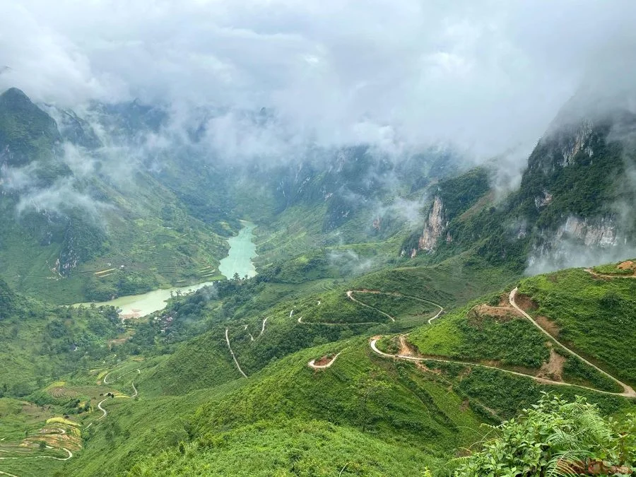 Chinh phục cung đường đèo hiểm trở tại Hà Giang