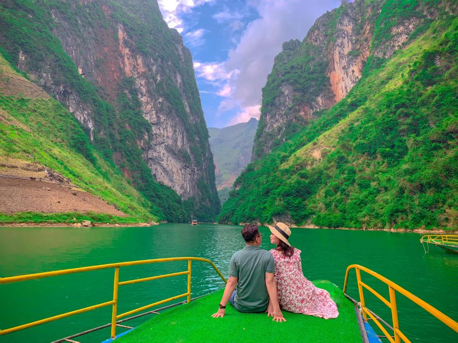 Ngồi thuyền dạo sông Nho Quế là một trong những trải nghiệm khó quên tại đây