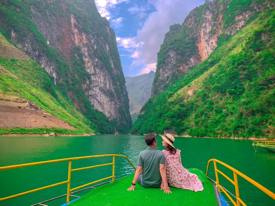 Ngồi thuyền dạo sông Nho Quế là một trong những trải nghiệm khó quên tại đây