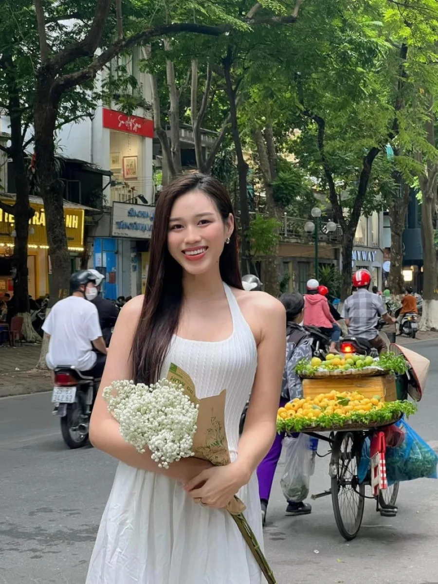 Đây dường như là một trong những tips chụp ảnh với xe hoa Hà Nội phổ biến nhất