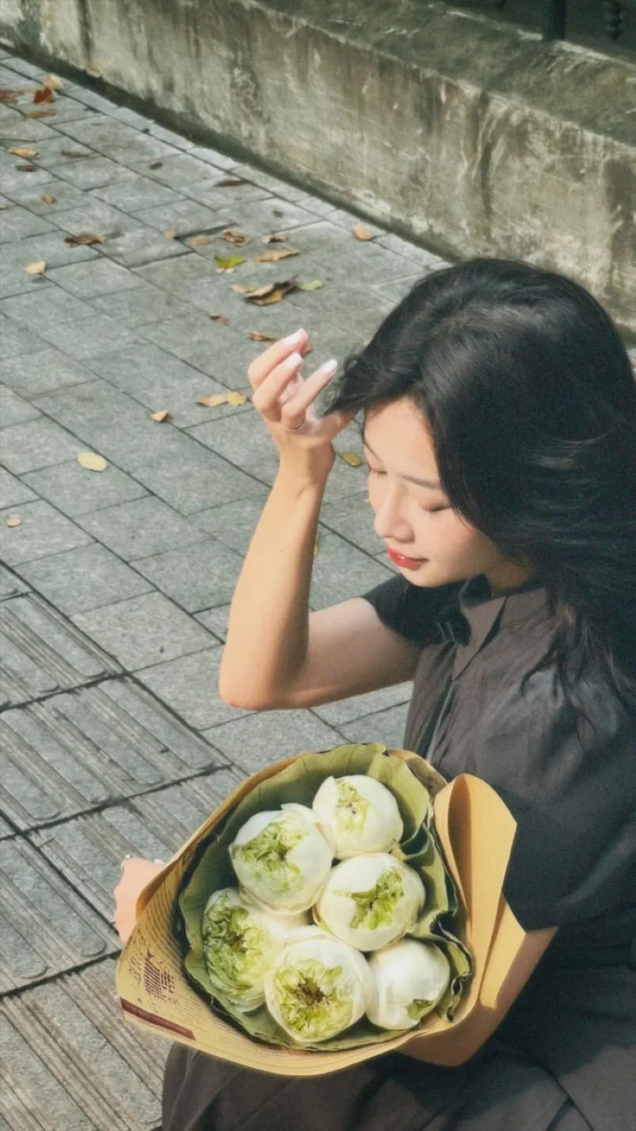 Bạn có thể thử cách chụp ảnh từ trên xuống để thay đổi góc mặt của mình nhé!