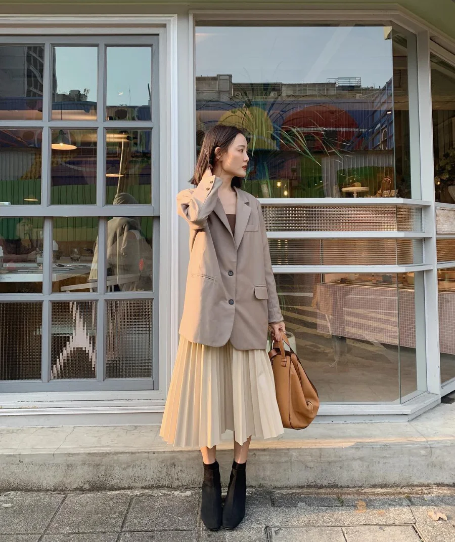 Để hoàn thiện outfit này, một đôi boot cao cổ sẽ giúp đôi chân bạn trông thon gọn và quyến rũ hơn