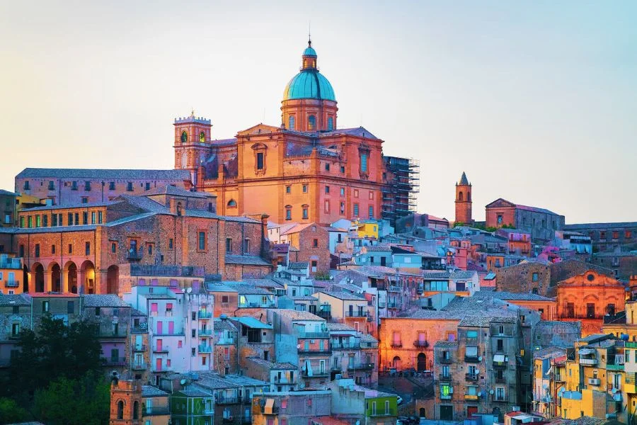 Piazza Armerina nằm ở phía Đông Nam Sicily này được biết đến là “thị trấn của văn hóa Baroque”