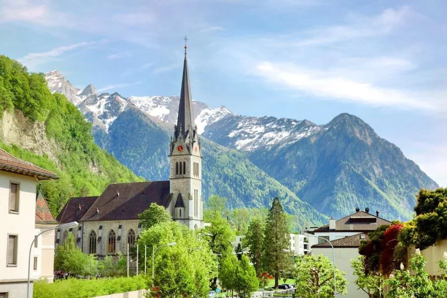Nhà thờ St. Florin là công trình theo phong cách Tân Gothic, có màu sơn xám nổi bật trên nền tuyết dãy Alps