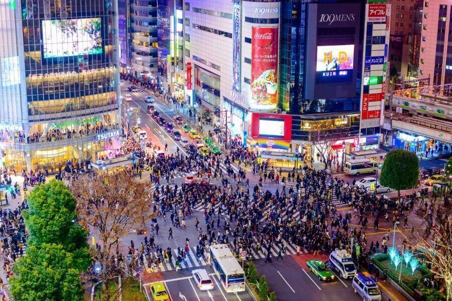 Shibuya nổi tiếng với giao lộ Shibuya huyền thoại, khiến nhiều du khách yêu thích