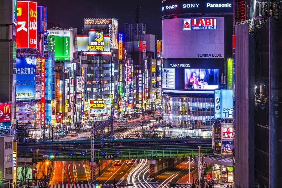 Khi màn đêm buông xuống, Shinjuku khoác lên mình một diện mạo mới, lung linh và huyền ảo