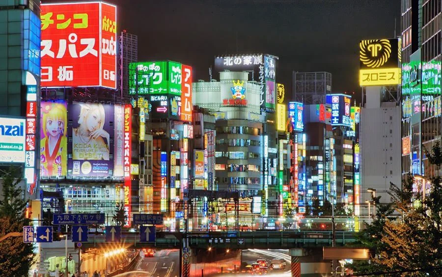 Ginza còn là thiên đường mua sắm với hàng loạt các cửa hàng thời trang hàng hiệu