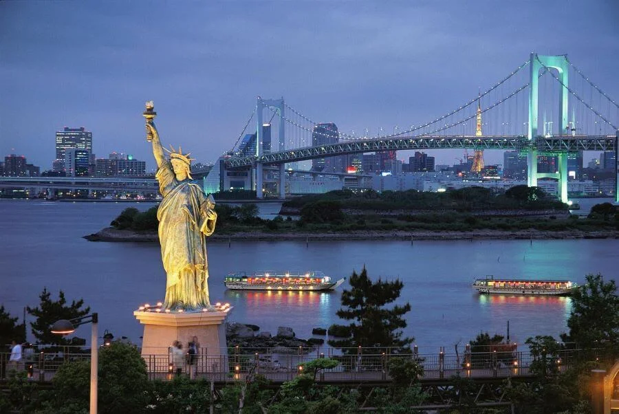 Đảo nhân tạo Odaiba sở hữu những công trình kiến trúc đầy ấn tượng