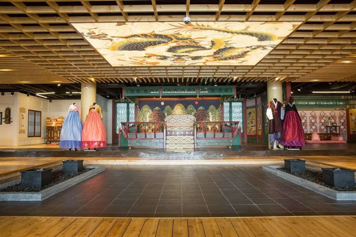 Khu trưng bày trang phục truyền thống trong tháp Namsan