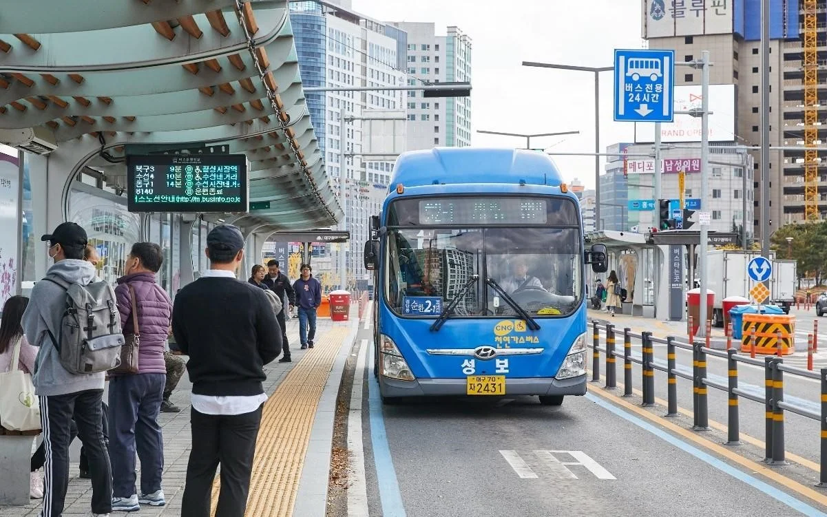 Di chuyển bằng xe buýt đến tháp Namsan