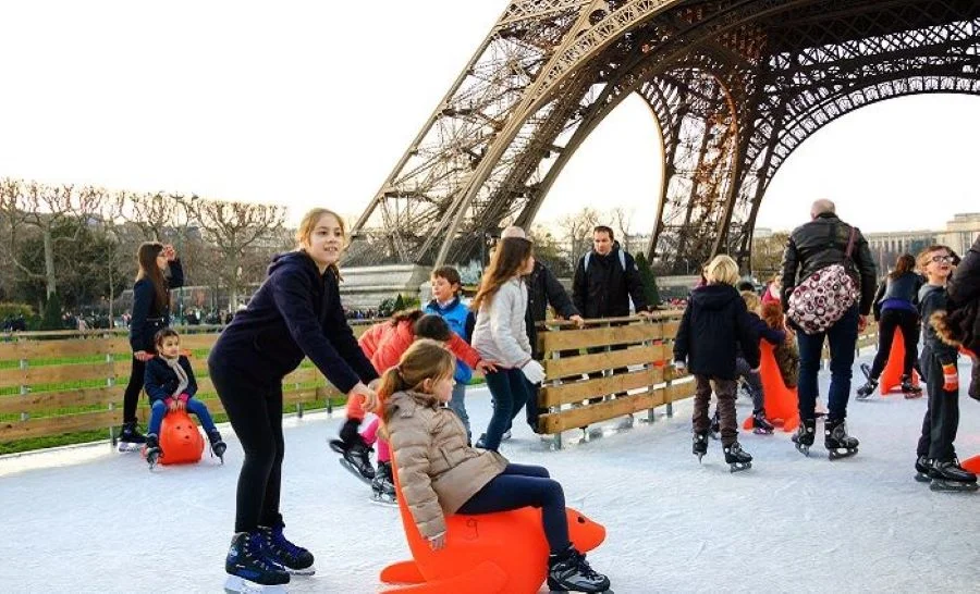 Một trải nghiệm hấp dẫn khác khi đến Paris dịp lễ Giáng sinh đó là trượt băng