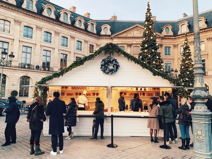 Khung cảnh Giáng sinh nhộn nhịp tại quảng trường Place Vendôme