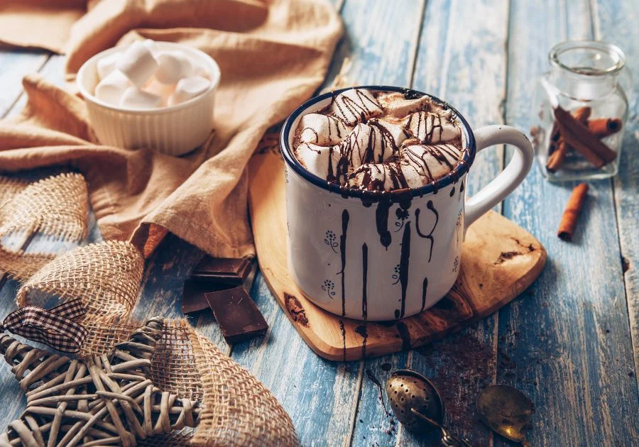 Một cốc socola nóng hổi thơm lừng giữa tiết trời giá lạnh của đêm Giáng sinh thì còn gì bằng