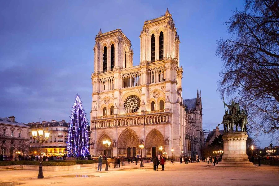 Nhà thờ Đức Bà Paris uy nghi và lộng lẫy trong đêm giáng sinh tại thủ đô Paris