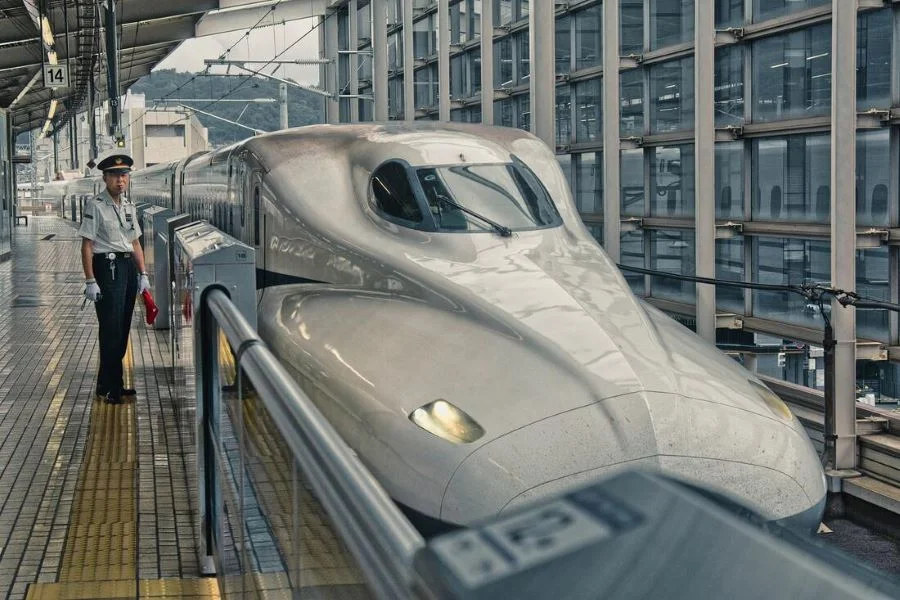 Tàu cao tốc Shinkansen là một trong những chuyến tàu nhanh nhất thế giới
