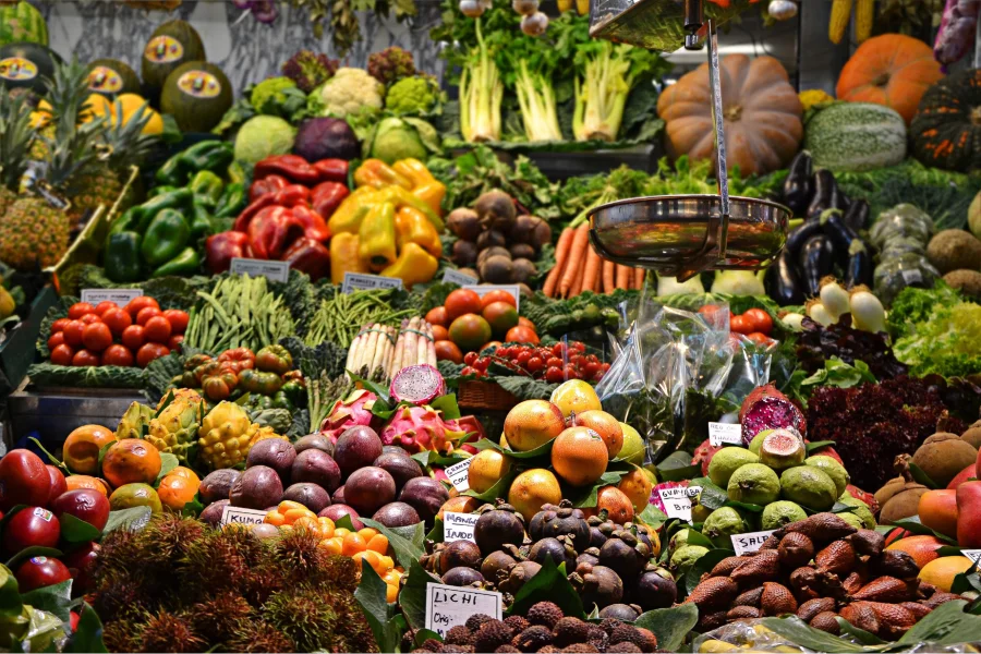 Bạn sẽ choáng ngợp trước sự đa dạng của các gian hàng bày bán đủ loại thực phẩm tại các khu chợ truyền thống Singapore