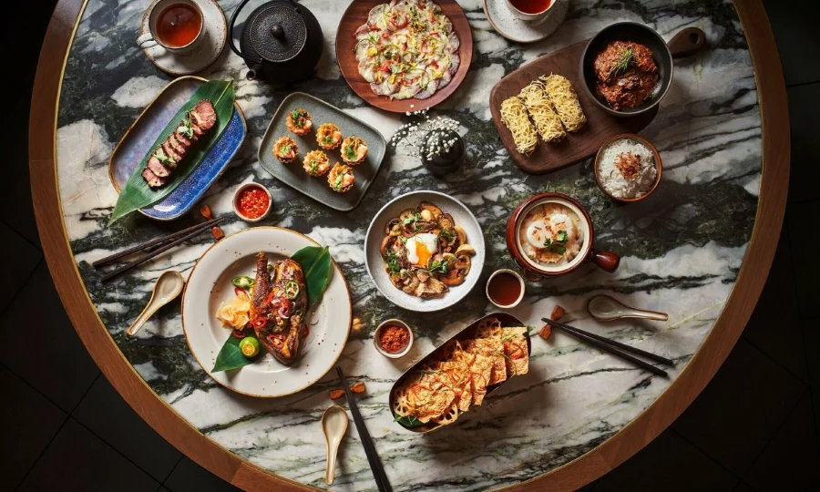 Thưởng thức các món đặc sản địa phương là một trong những trải nghiệm thú vị tại Singapore