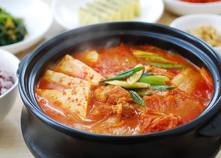 Canh đậu hũ hầm là một trong những món ăn được nhiều người dân Hàn Quốc yêu thích