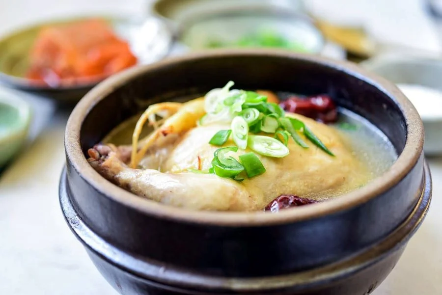 Gà hầm sâm nổi tiếng là món ăn có cách chế biến rất cầu kỳ