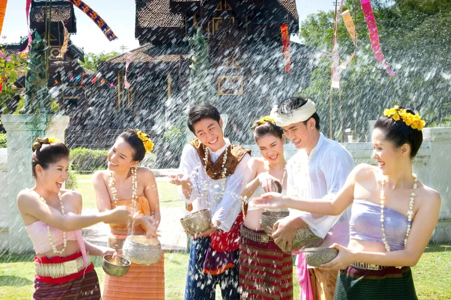 Thái Lan mùa hè có nhiều lễ hội đặc sắc, thu hút đông đảo du khách từ khắp mọi nơi