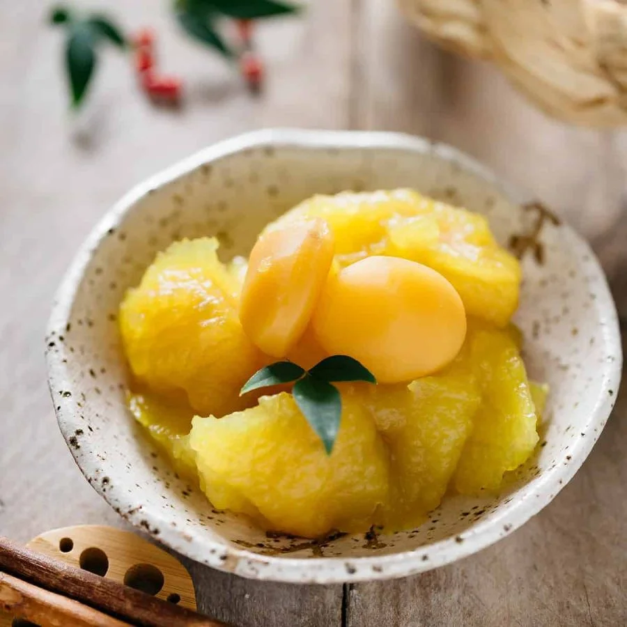 Màu vàng kim của Kuri Kinton tượng trưng cho sự giàu có và thịnh vượng