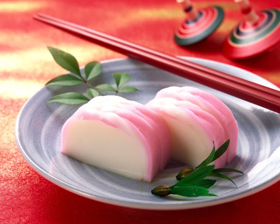 Chả cá hai màu là một loại chả cá Nhật Bản thường có mặt trong mỗi dịp Oshougatsu