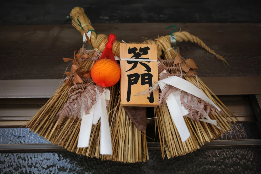Shimenawa là một sợi dây thừng bện từ rơm, thường được trang trí thêm bằng các vật phẩm như giấy shide và các quả cầu nhỏ