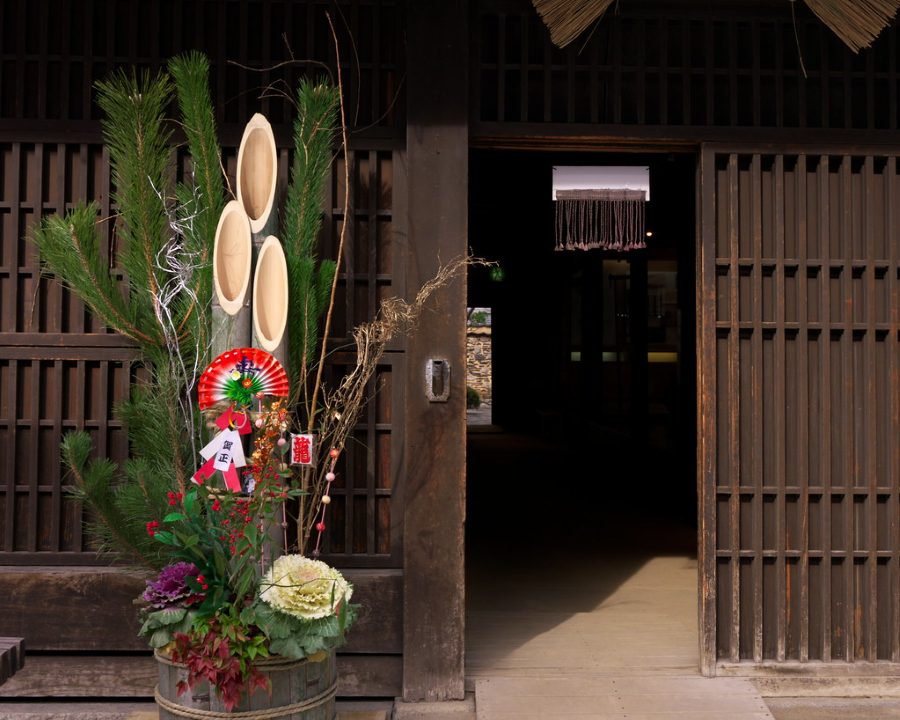 Kadomatsu là một vật trang trí truyền thống được làm từ ba cây tre tươi phổ biến tại Nhật