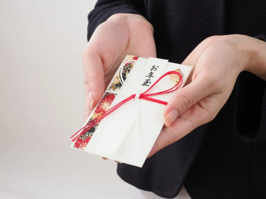 Otoshidama không chỉ là món quà vật chất, những phong bao lì xì đỏ thắm này còn chứa đựng nhiều ý nghĩa sâu sắc