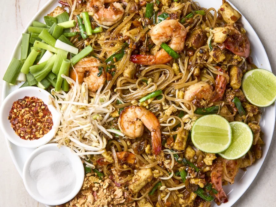 Món ăn độc đáo này là sự kết tinh tinh hoa ẩm thực Thái Lan với đủ hương vị chua cay, mặn ngọt đầy lôi cuốn