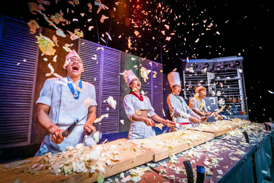 Nanta Show lại mang đến một không khí sôi động và hài hước với chủ đề chính xoay quanh việc nấu ăn