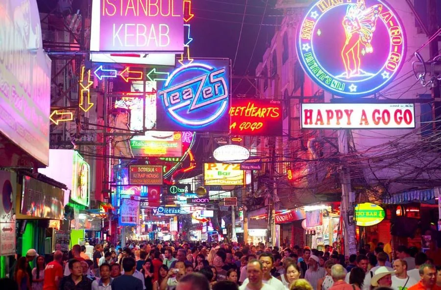Walking Street không chỉ là nơi vui chơi giải trí, mà còn là nơi để bạn khám phá văn hóa độc đáo của quốc gia xinh đẹp này