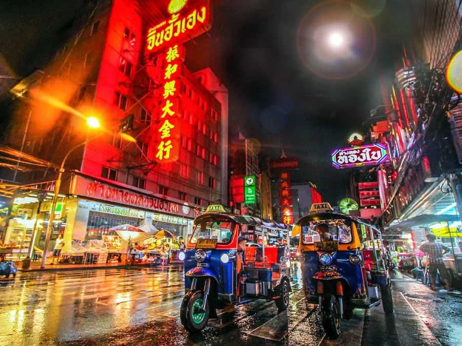 Nằm ngay giao điểm giữa South Pattaya và Second Road, khu chợ đêm Pattaya chính là thiên đường ẩm thực đường phố dành cho du khách