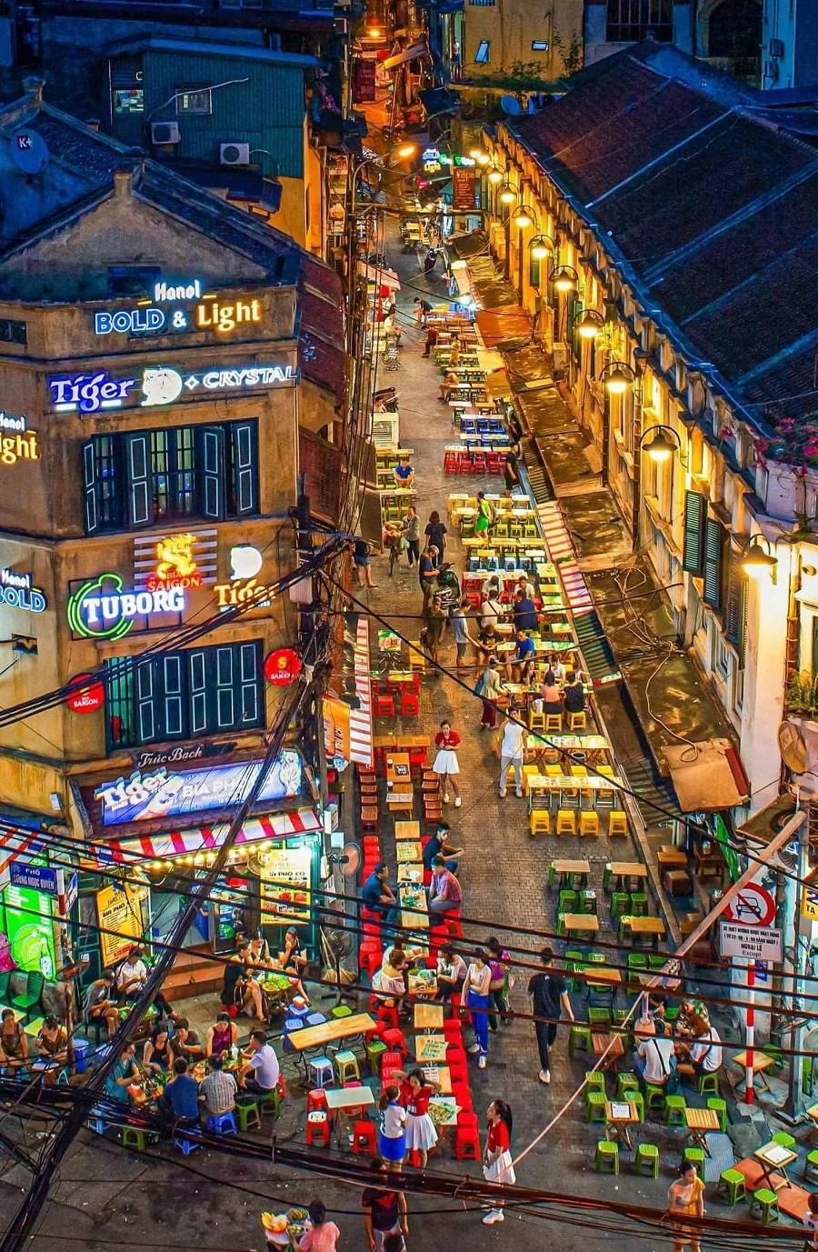 Khi màn đêm buông xuống, Phố bia Tạ Hiện như bừng tỉnh với ánh đèn rực rỡ từ các quán bia
