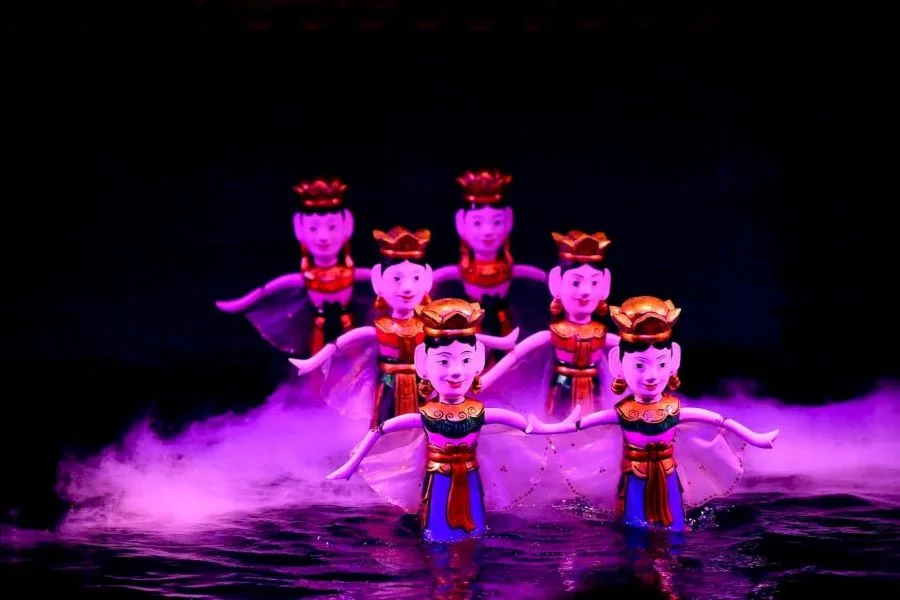 Thưởng thức những màn múa rối nước cực kỳ hấp dẫn tại Hà Nội khi về đêm