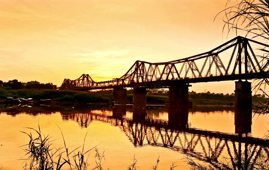 Cầu Long Biên, cây cầu lịch sử bắc qua sông Hồng thơ mộng, là một biểu tượng của Hà Nội