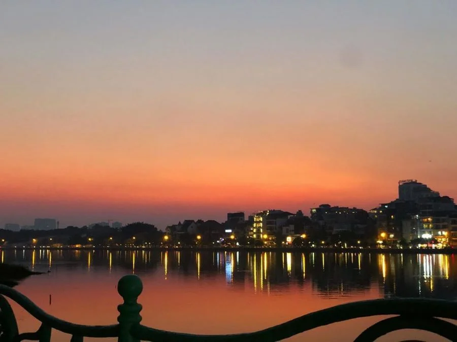 Hồ Tây không chỉ đẹp rực rỡ vào ban ngày mà còn là một địa điểm đi chơi tối ở Hà Nội vô cùng lung linh