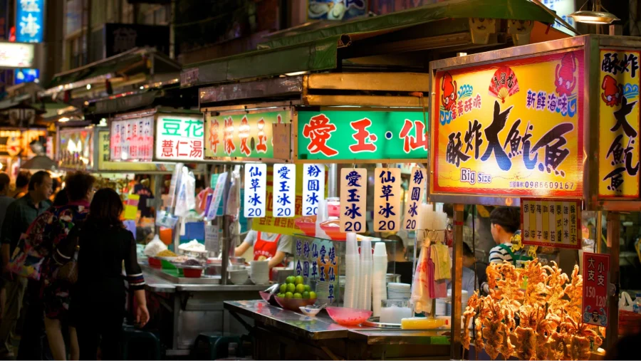 Ruifeng không chỉ là khu chợ đêm ăn vặt bình thường, nơi bạn có thể thưởng thức vô số món ngon Đài Loan nổi tiếng