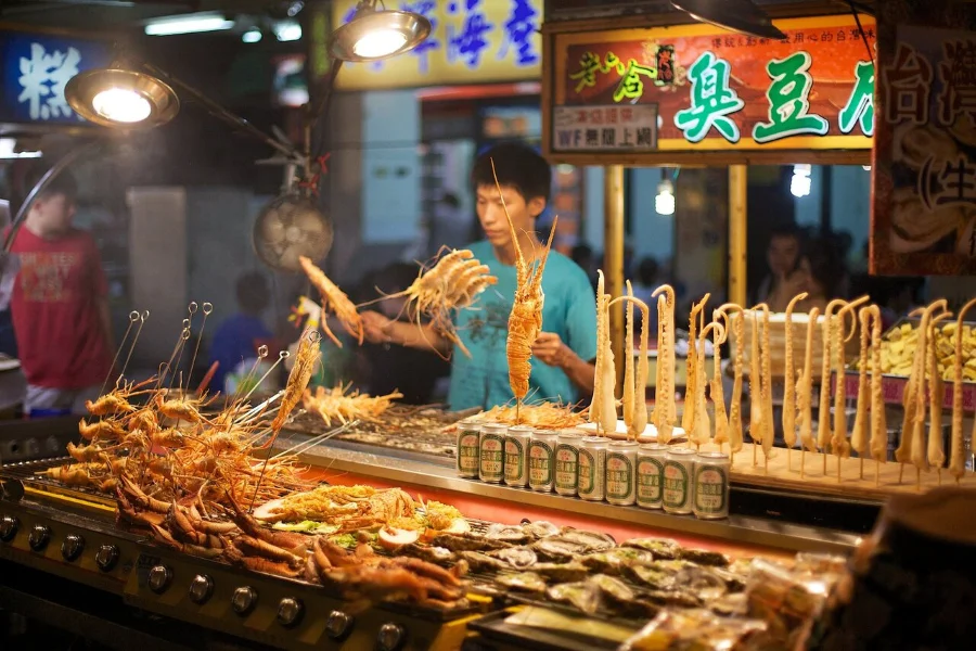 Bước chân vào khu chợ đêm tại Cao Hùng này, bạn sẽ choáng ngợp bởi không khí náo nhiệt, sôi động và xô bồ