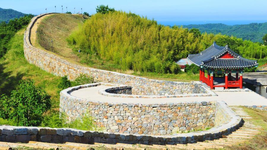 Điểm nổi bật nhất của Namhansanseong chính là hệ thống tường thành đồ sộ, uốn lượn theo địa hình đồi núi