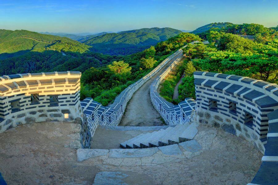 Namhansanseong được bao quanh bởi những ngọn núi hùng vĩ, những dòng suối trong veo và những thung lũng xanh mướt